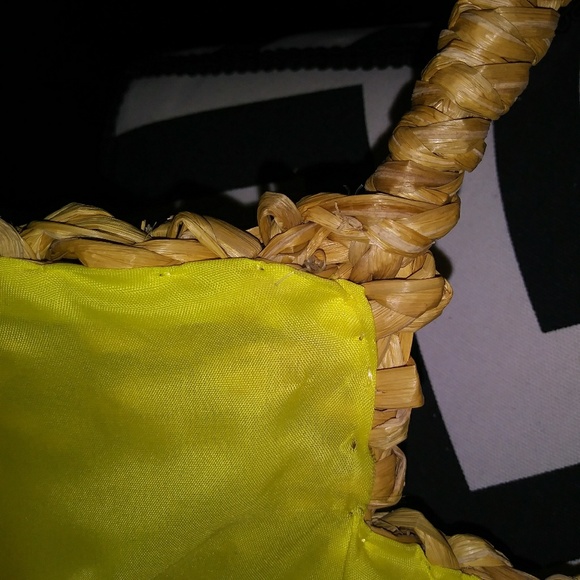 Nice square straw bag. - Picture 5 of 6
